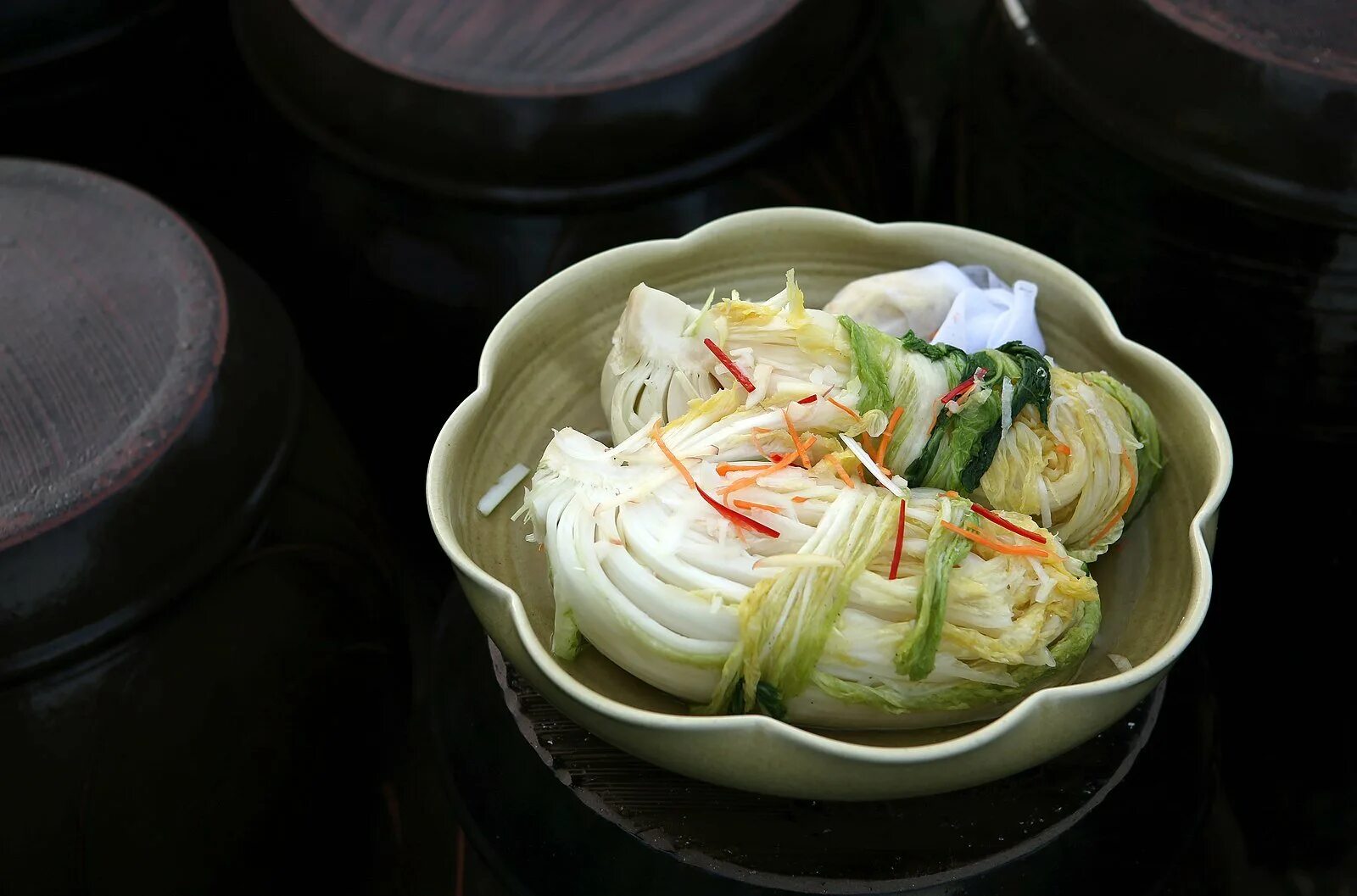 Приготовление капусты кимчи. Пак Чой кимчи. Корейская кухня кимчи. Белое кимчи. Корейская капуста Чимчи.