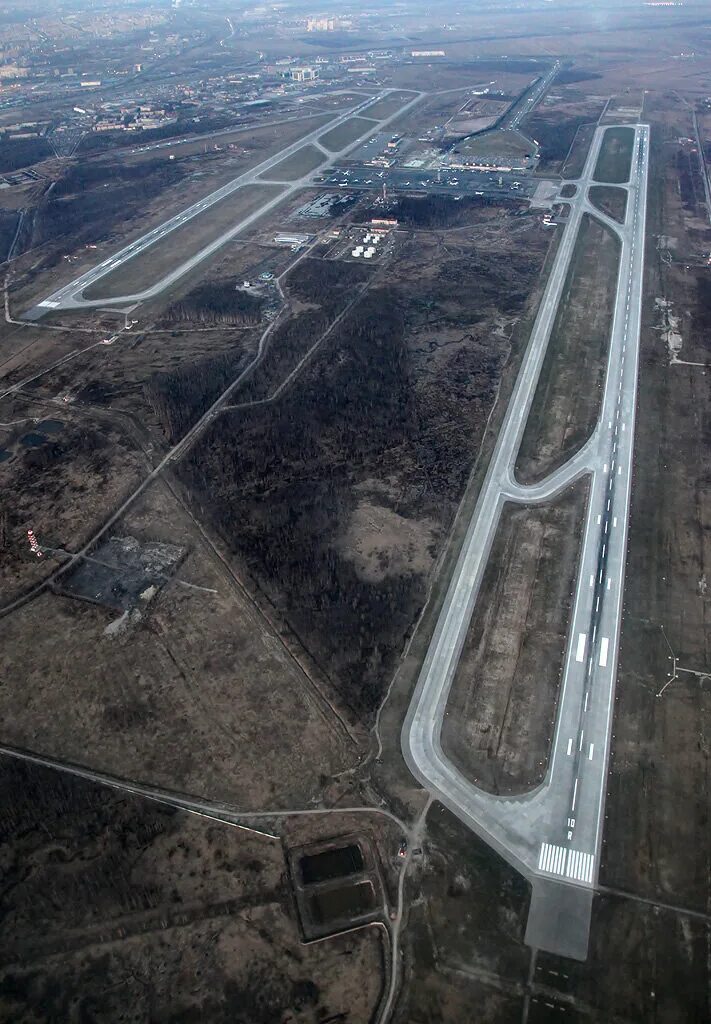 Сколько полос в аэропорту. ВПП аэродром Пулково Санкт-Петербург. Аэропорт Пулково ВПП. Взлетная полоса Пулково. Взлетно посадочная полоса Пулково.