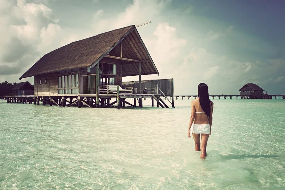 Девушка в бунгало. Сфотографироваться в бунгало. Бунгало на острове девушки. Мальдивы бунгало девушки. Vacations away