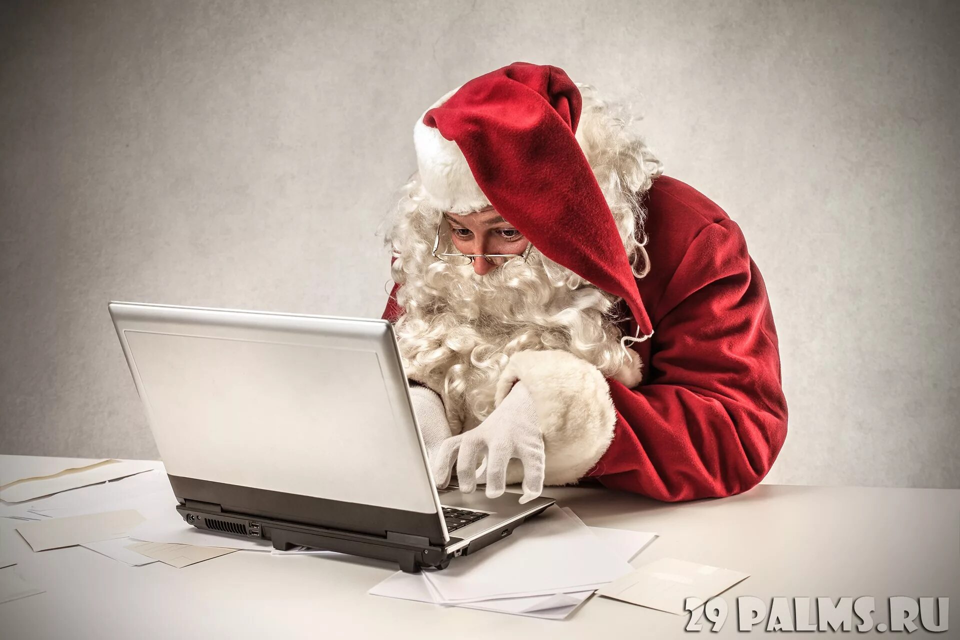 поздравление с новым годом от юриста. дед мороз с ноутбуком. поздравление от админов с новым годом. администратор в пансионате. смешные открытки с новым годом.