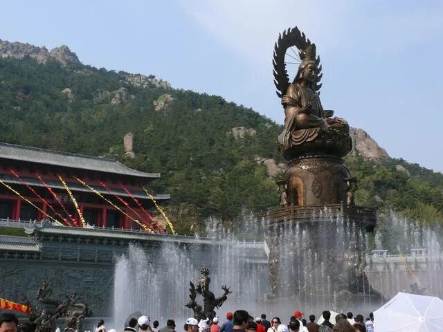 Вэйхай. Город Вэйхай Китай. Большой фонтан с Буддой в городе Вэйхай. Вэйхай музей Китайско японской войны. Вэйхай китай отдых на море
