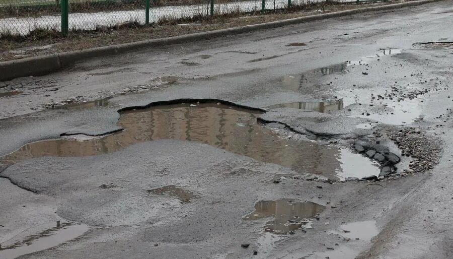 Какие дороги в орле. Орел ямы на дорогах. плохие дороги орел. яма в орле. город орел дороги.