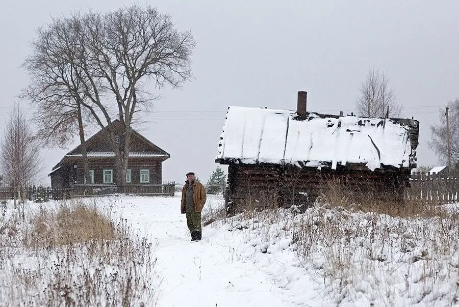 Рассказы в деревне видео. Деревня Борисиха. Деревня зимой. Вымирающие деревни России. Первый снег в деревне.