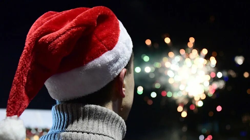 Девушка грустит в новый год. Новогодняя депрессия. Грустит в новый год. Новый год в одиночестве. Почему грустно в новый год.