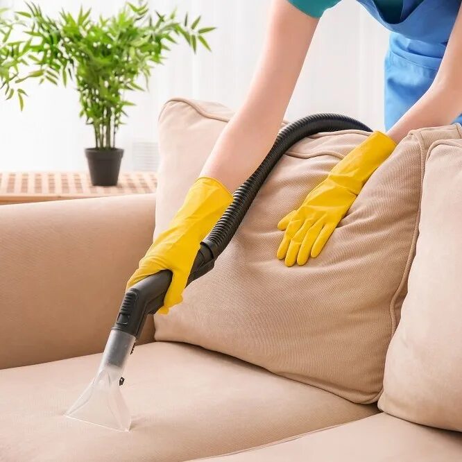 Пылесос чистит диван. Химчистка мягкой мебели. Химчистка ковров и мягкой мебели. Химчистка дивана. Чистка мебели.