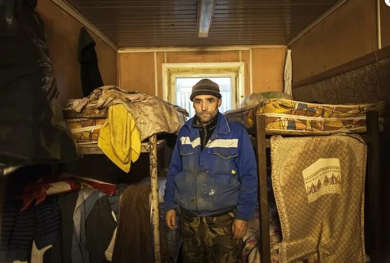 Таджикские мигранты. Узбеки в россии. Таджики на вокзале. Жизнь мигранта. Гастарбайтеры жилье.