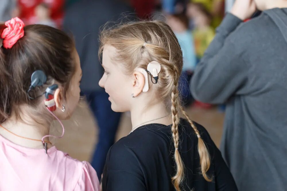 Дети с нарушением слуха.. Глухие и слабослышащие дети. Глухие дети с кохлеарным имплантом. Дети с кохлеарной имплантацией в школе.