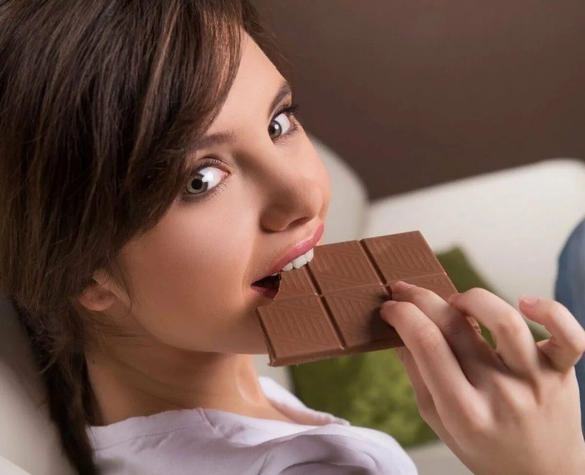Невкусный шоколад. Девушка в шоколаде. Девушка с шоколадкой. Ест шоколад. Девушка ест шоколадку.