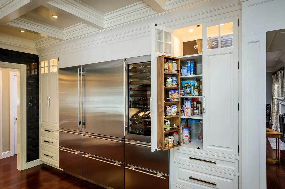 Кухня купе. Встроенный шкаф на кухне. Кухня с большим холодильником. Холодильник в шкафу. Пенал с техникой