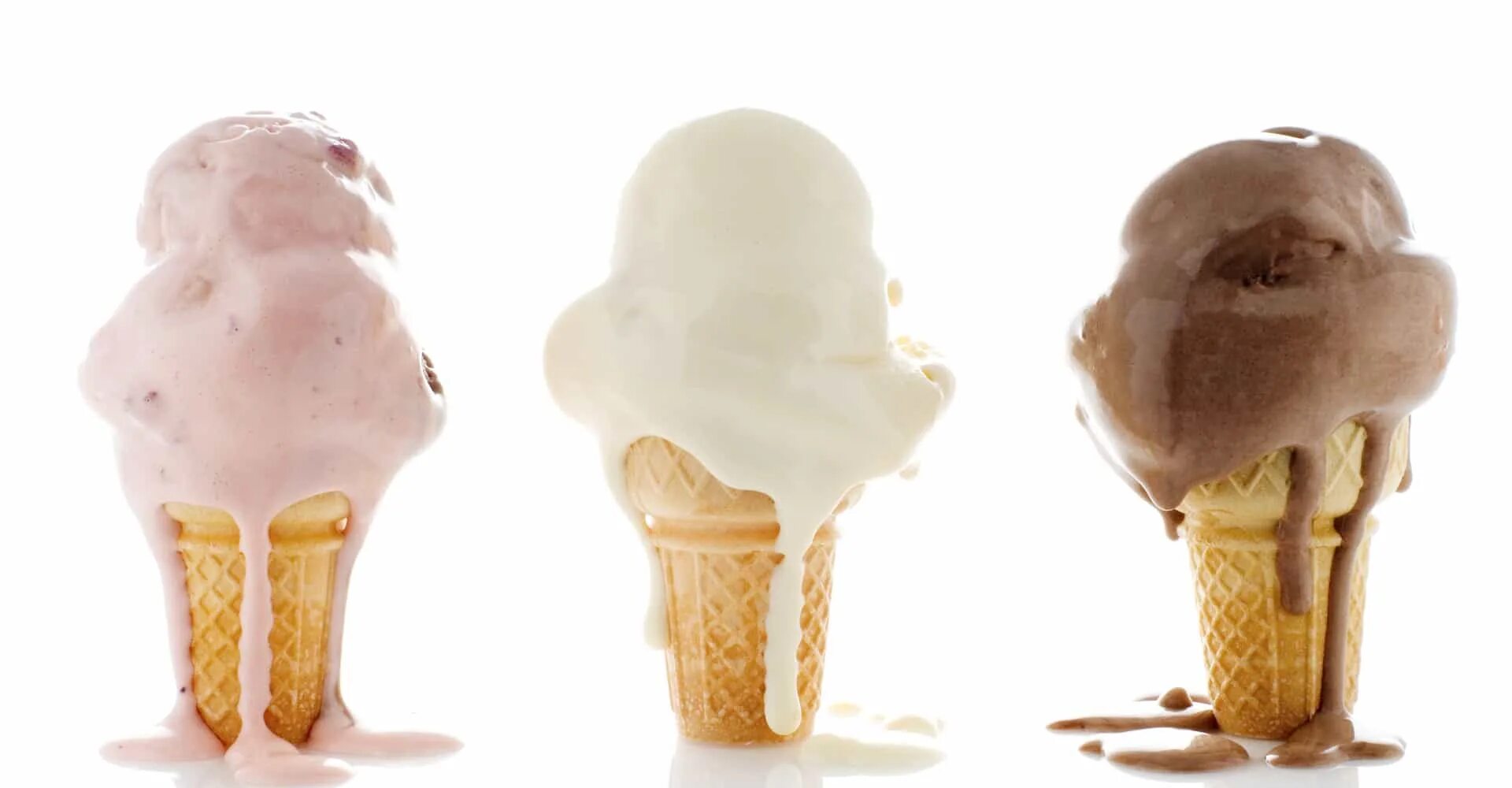 Тающее мороженое. Кубики льда. Разноцветный лед. Растаявшее мороженое. Лед.