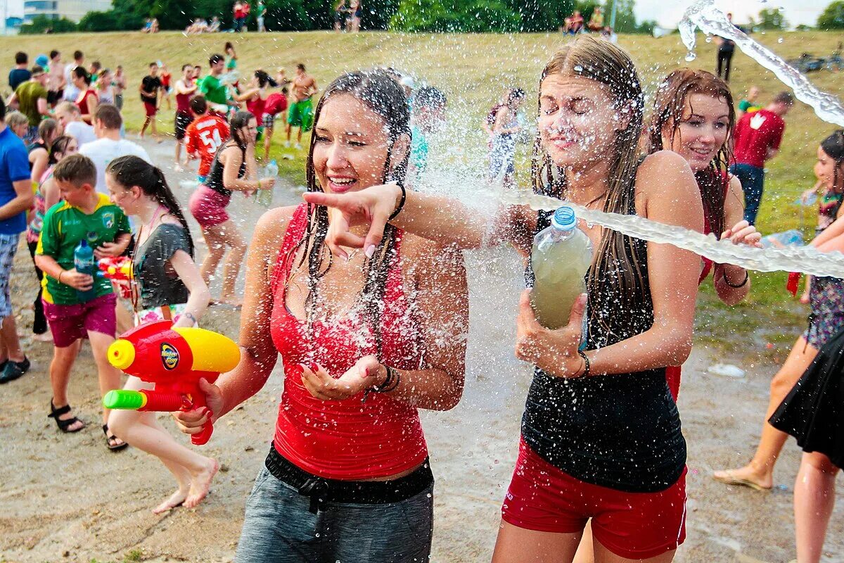 Водная битва. Водная битва на пляже. Весело веселье. Веселое лето. Water fights