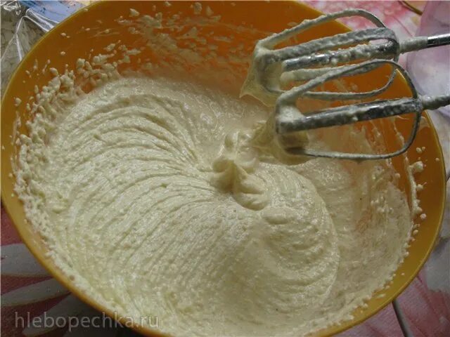 Взбивания сливок для масла. Расслоился масляный крем со сгущенкой. Гвоздика из белкового крема. Крем сгущёнка с маслом. Крем для торта заварной классический со сгущёнкой.