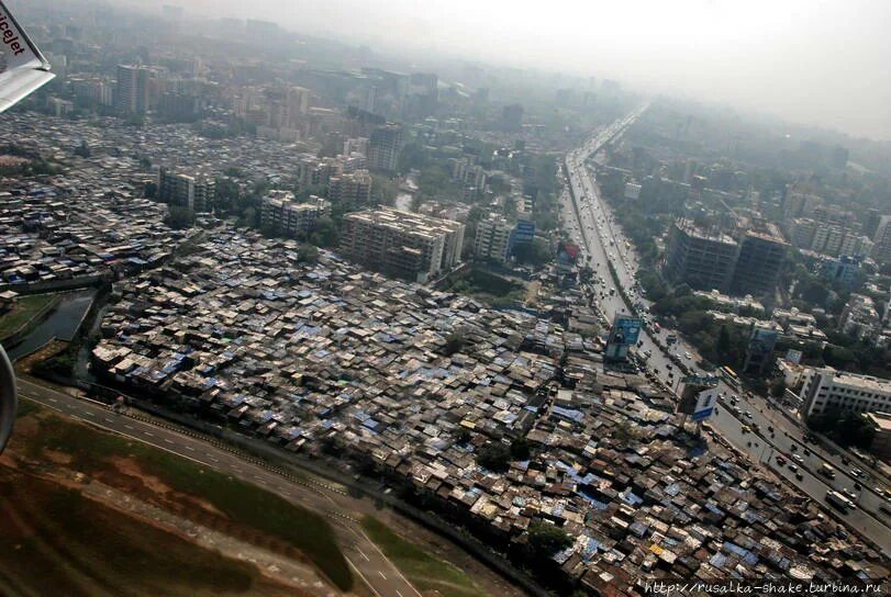 Мумбаи сити индия он трек. Мумбаи Индия трущобы. Нью Дели трущобы. Урбанизация Мумбаи. Мумбаи, штат Махараштра.