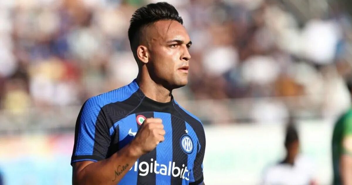 Нападающий интера. Футболист интера лаутаро мартинес. Лаутаро мартинес. Мартинес аргентинский футболист. Лаутаро мартинес.