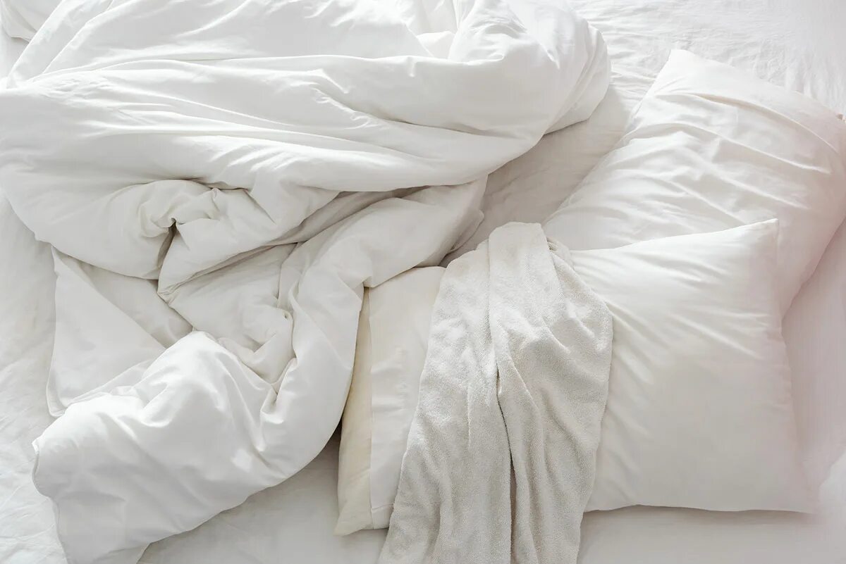 Almaty на мятых простынях цвета мак. Скомканное одеяло. Мятое постельное белье. Мятое белое постельное белье. Смятое одеяло на кровати.