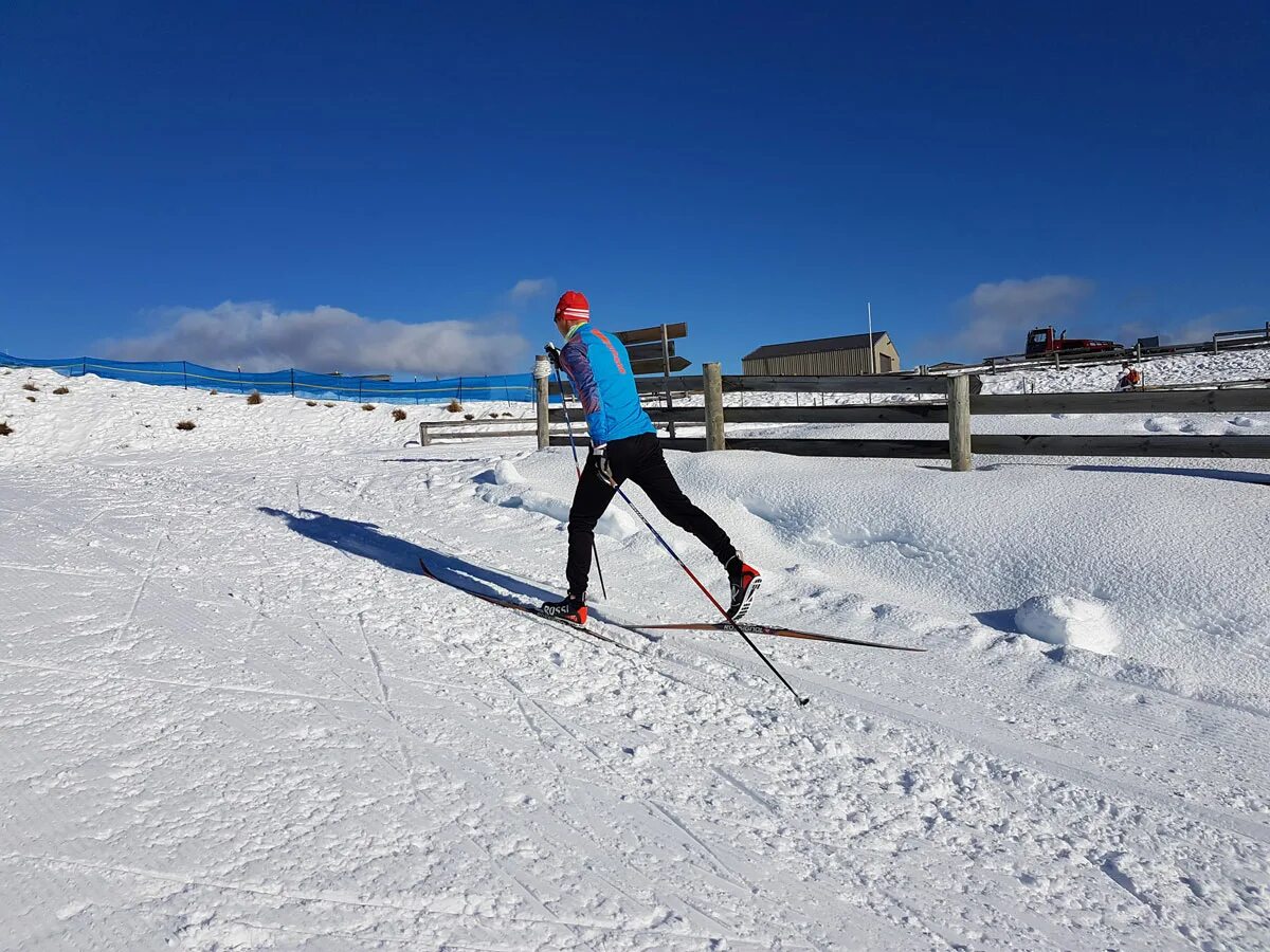 борона для прокладки лыжни snowpro. Skating and skiing. одновременный двухшажный коньковый ход лыжники. лыжня для беговых лыж. лыжные трассы для конькового хода.