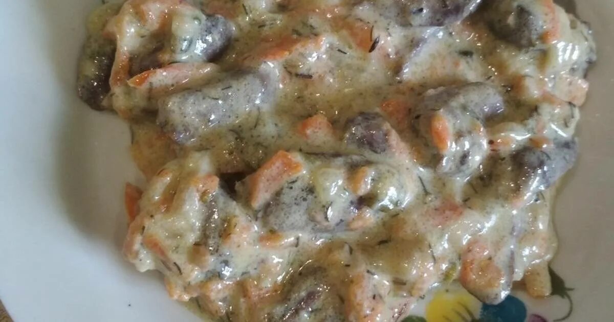 Куриные сердечки в сметане. Сердечки куриные тушеные с луком. Сердечки в сметанном соусе на сковороде. Куриные сердечки с печенью на сковороде с луком. Куриные сердечки со сметаной и морковью.