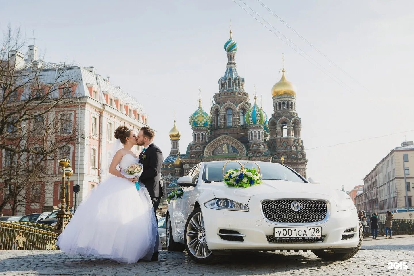 W221 белый на свадьбе. Питерские машины. Фото авто в спб. Свадебный крайслер 300с бентли. Машина на свадьбу с водителем спб недорого.