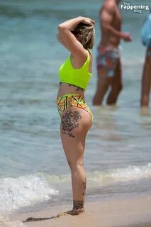 Olivia Bowen Shows Off Her Curves on the Beach of Barbados (21 Photos) .
