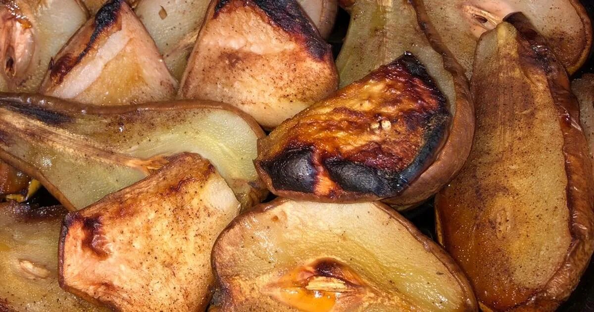 Яблоки и груши в духовке. Шарлотка с грушами. Печёные яблоки в духовке без начинки. Яблоки запеченные в духовке целиком без начинки. Яблочно грушевый пирог.