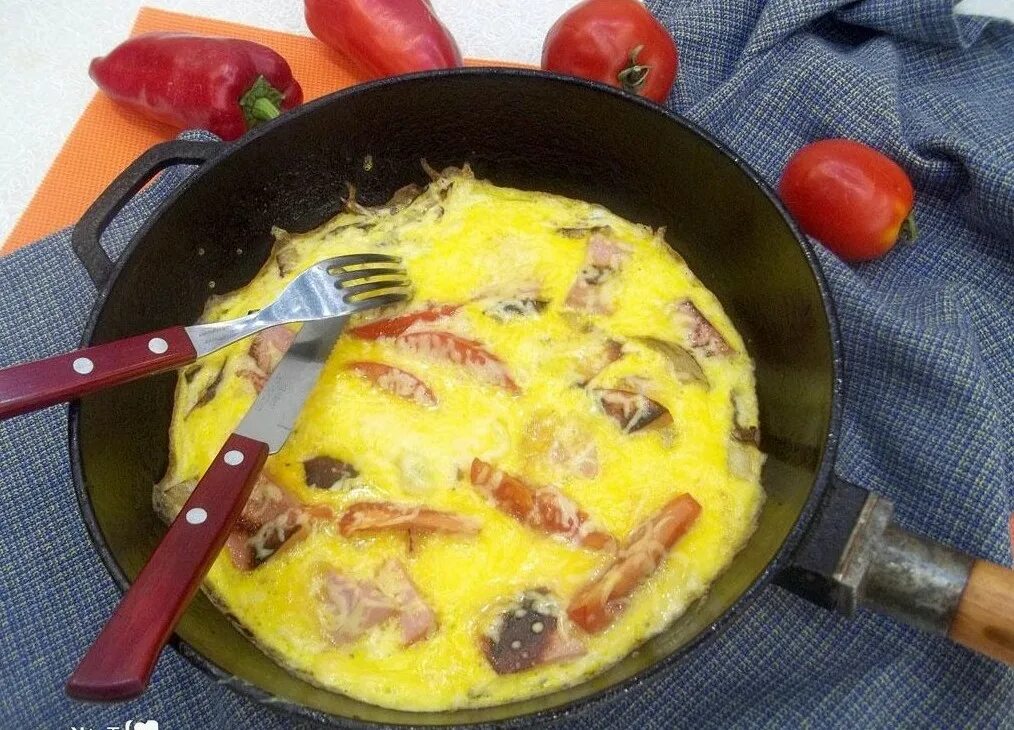 Яичница с сыром на сковороде и помидорами. Яичница с помидорами и колбасой и сыром. омлет с колбасой и помидорами. омлет с колбасой и сыром. яичница с колбасой и сыром.