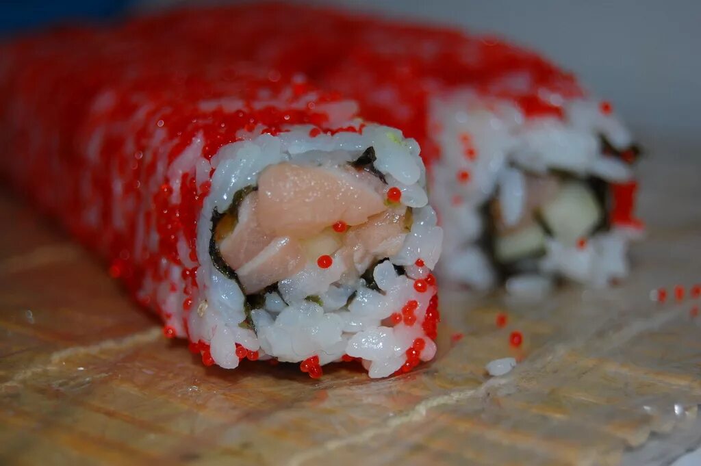 ролл с лососевой икрой. домашние роллы с икрой. сяке икура маки. суши яка маси саки по крыму. калифорния каппа маки с икрой.