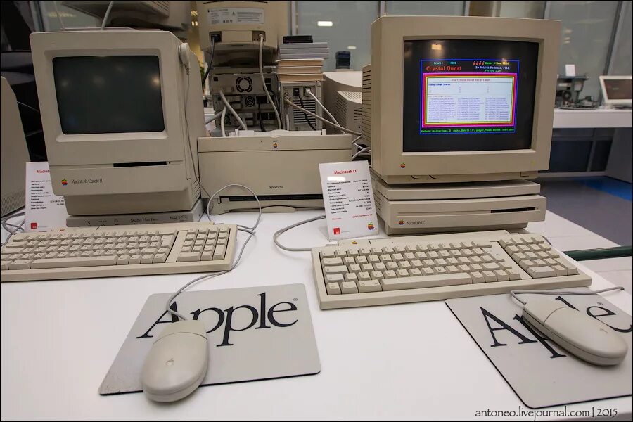 First apple. Стив Возняк в музее техники Apple. Техника Эппл 1990. Первые компьютеры Apple 2000. Первая техника Apple.