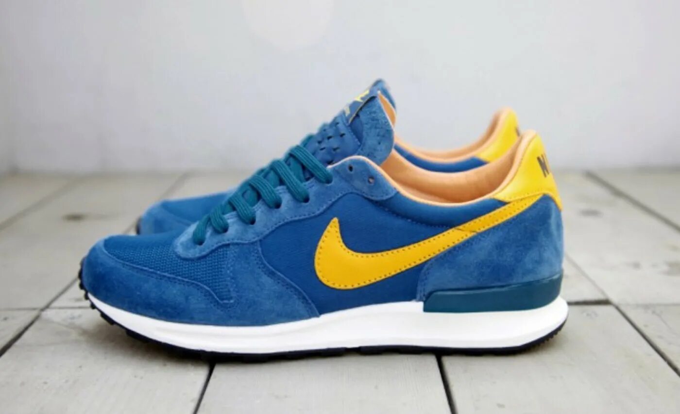 Желто синие кроссовки. Nike Internationalist Blue Yellow. Nike Air Solstice. Nike Air Internationalist Yellow. Кроссовки желтый синий женские 2023 Nike.