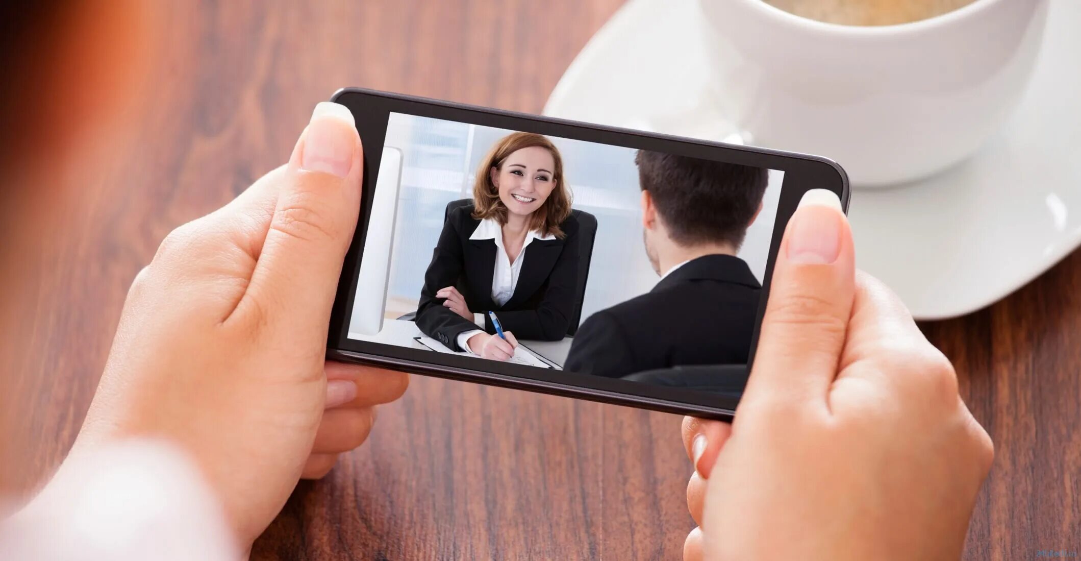 Человек фотографирует на смартфон. Видеозапись на телефоне. Камера телефона. Phone videos. Мобильное приложение на телефоне.
