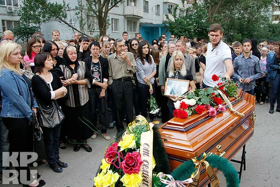 Цена похоронили. Похороны Алексея Фомкина. Могила Алексея Фомкина. В Самаре простились с Лизой и Аленой.