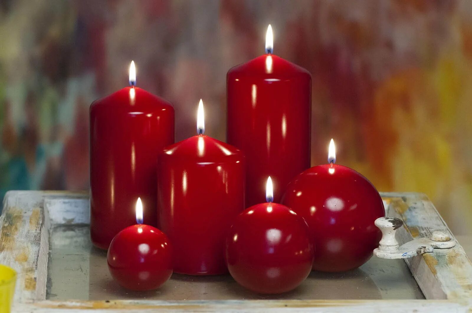 Красная свеча. Красные свечи в интерьере. Свеча бордовая. Красная свеча горит.