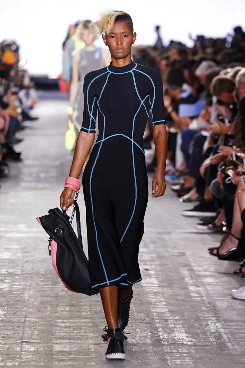 Спорт шик. Puma fenty 2018 показ. Спортивный шик стиль томми хилфигер. Тренды спортивной одежды. Модные спортивные костюмы.