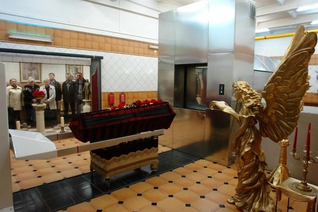 Кремация человека в крематории.
