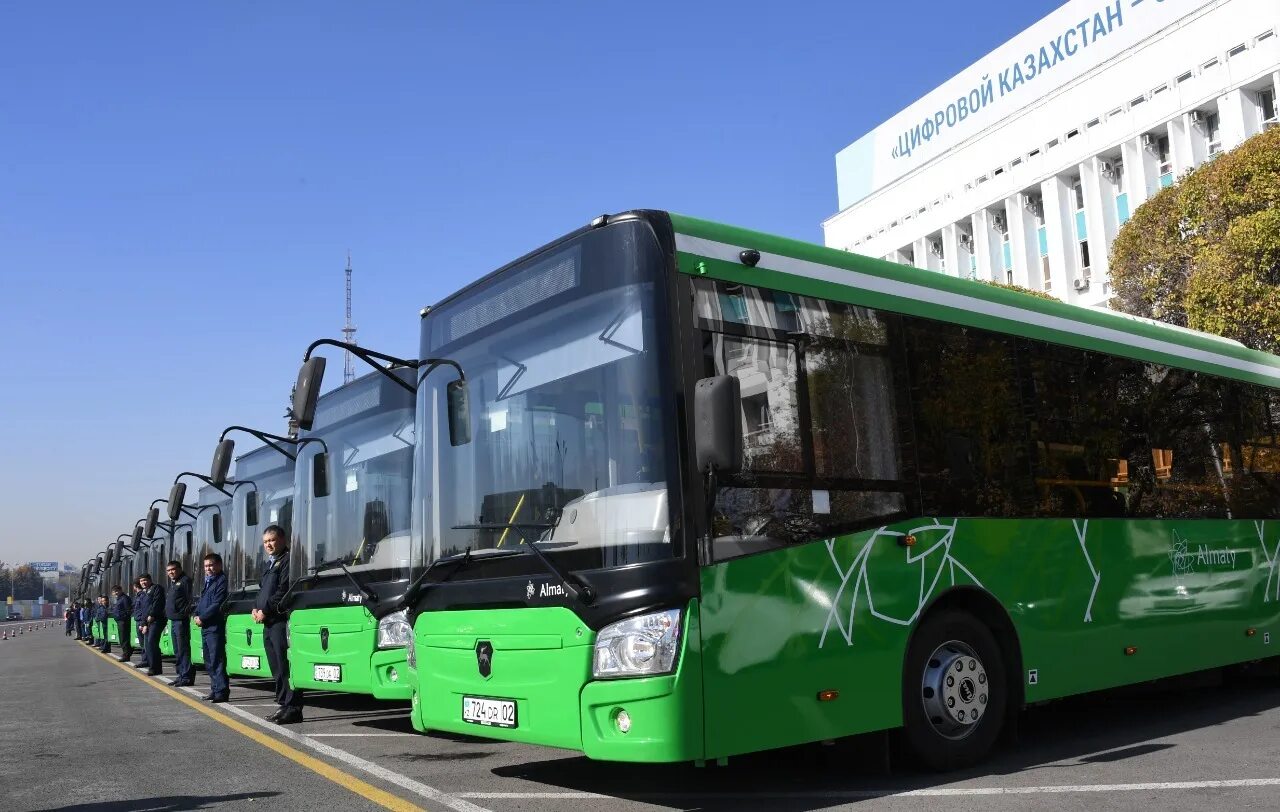 Какой автобус лучше. Автобусный парк г Алматы. Пассажирский автобус. Красивый автобус. Автопарк автобусов.