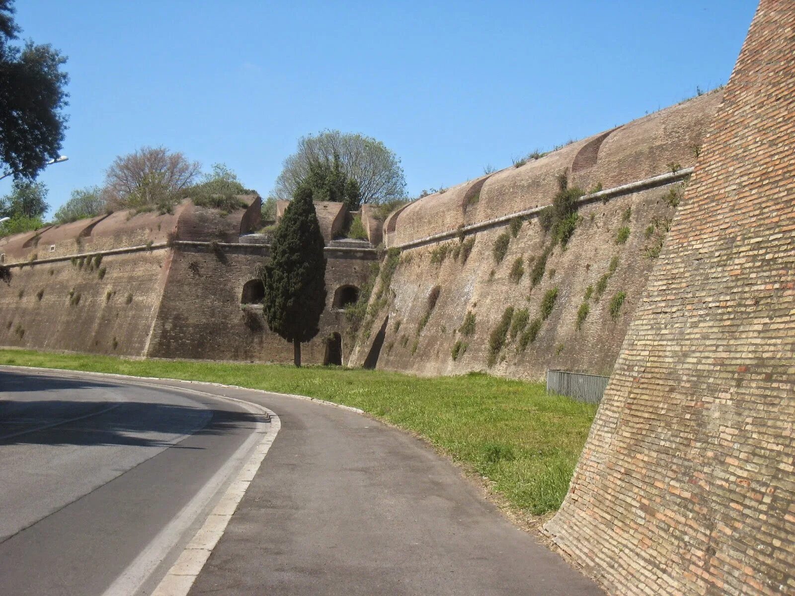 Стена Аврелиана в Риме. Оборонительная стена Аврелиана. Оборонительная стена Рима. Серьвеева стена в Риме. Стены древнего рима