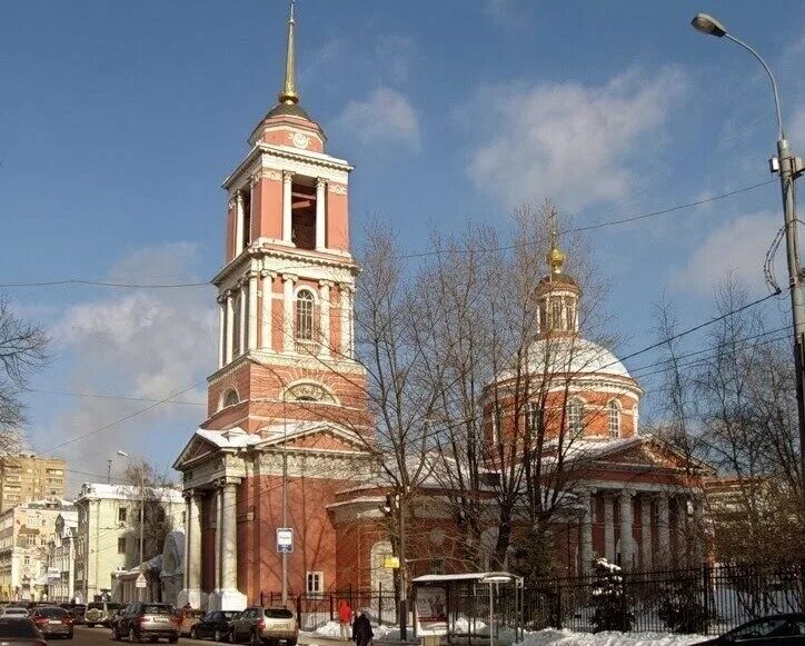Храм троицы на пятницкой. Классицизм храм в москве. Какая церковь была в 1999 года. Церковь живоначальной троицы на пятницкой улице. Троицы вишняках.