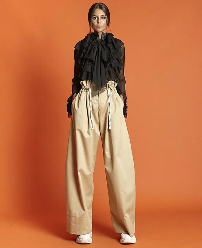 Модная одежда для девушек. Женская одежда. Свитер оверсайз. Длинная футболка женская. Футболка девушка.