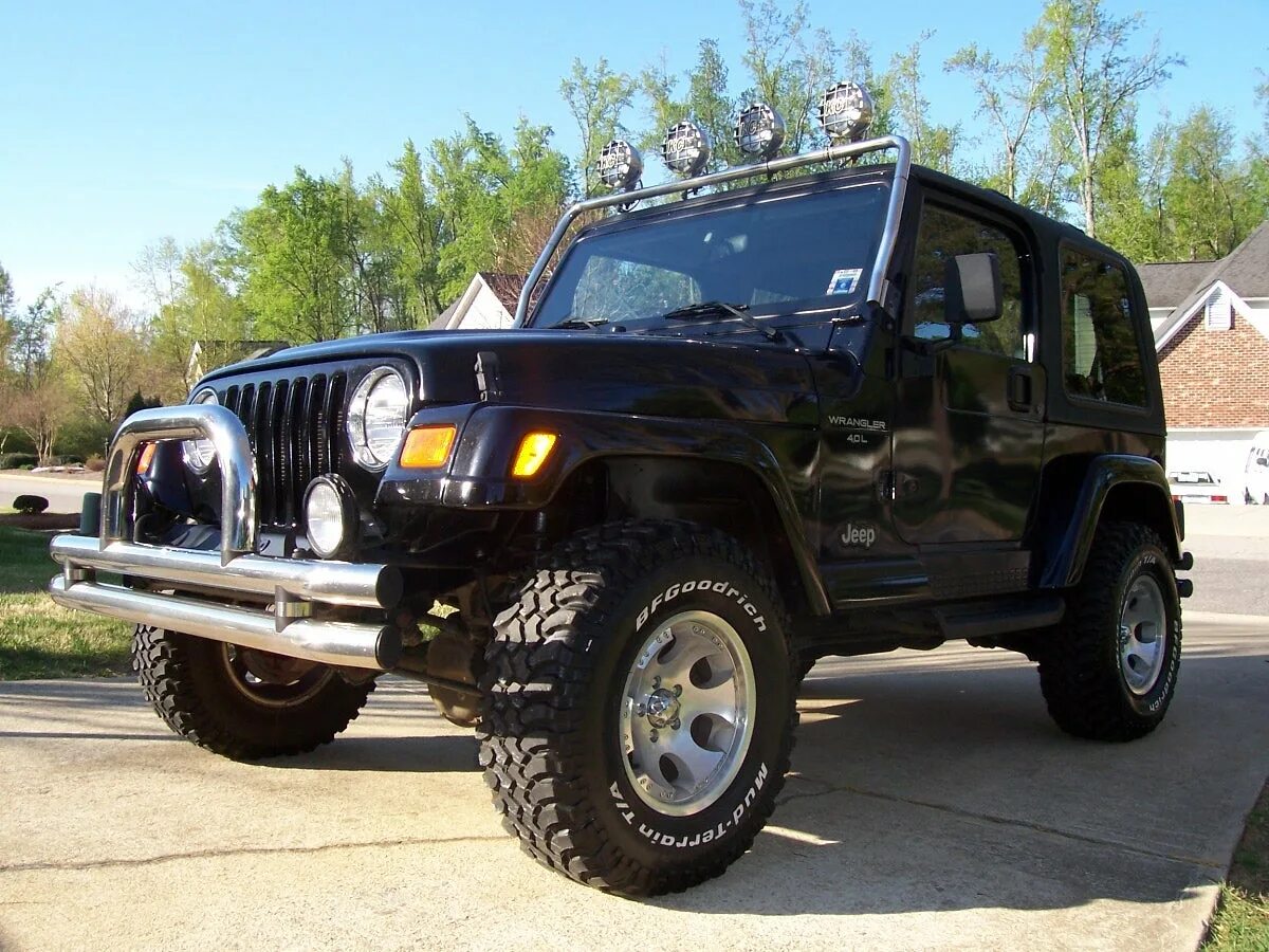 Внедорожники 2000 года. Jeep Wrangler 2000. Wrangler 2000. Джип Вранглер 2000 года. Старый джип Вранглер 1997.