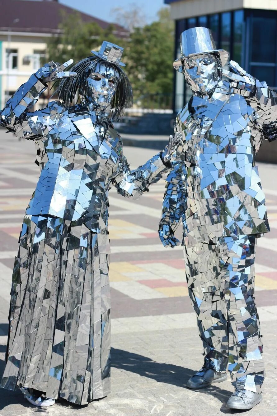 Зеркальный человек костюм. Зеркальный костюм. Зеркальный костюм. Костюм зеркало. Зеркальный костюм.