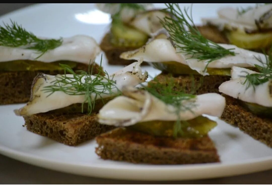 канапе с бородинским хлебом. бутерброды из сала. бутерброды с салом. красивый бутерброд с салом. бутерброды с соленым салом.