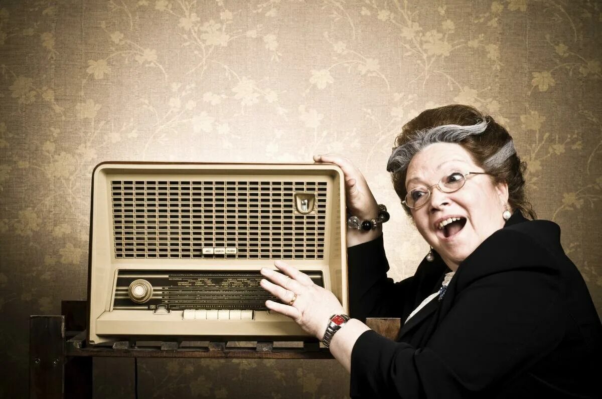 Слушать радио для души. Человек с радиоприемником. Девушка с радиоприемником. Радио картинки. Музыкальное радиовещание.