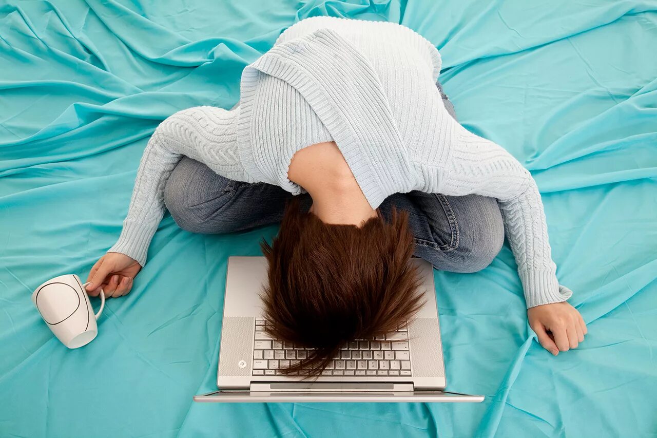 He was exhausted. Усталость. Уставший человек. Девушка устала. Уставшая девушка.