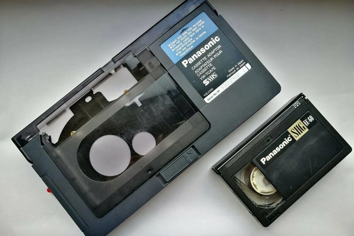 Кассеты для видеомагнитофона. Адаптер VHS-C Thomson. Адаптер Panasonic VHS-C to VHS. Panasonic VHS-C кассета. Видеокассета адаптер VHS Panasonic.