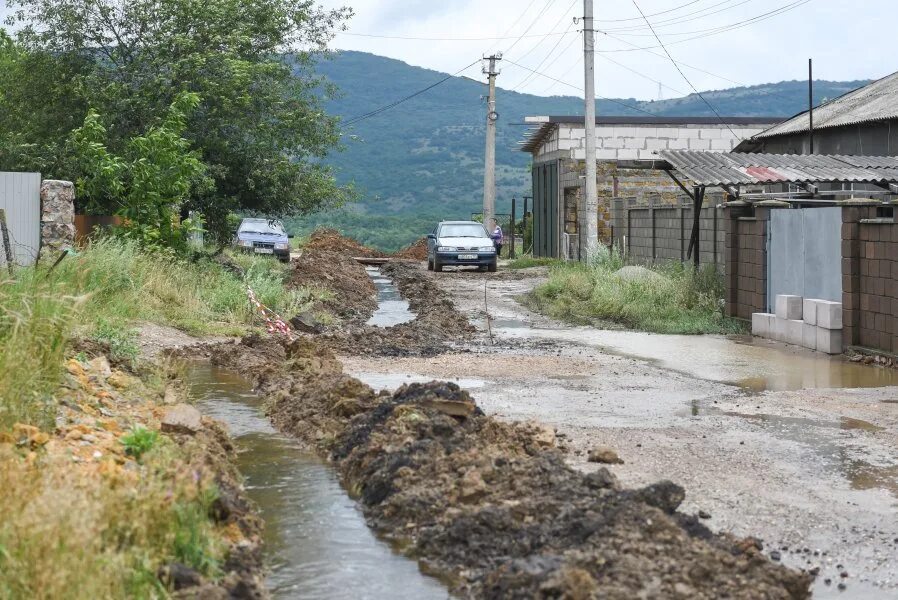 Затопляемая долина реки. Наводнение 2021 Севастополь. Севастополь затопило. Ливневый паводок. Дамба в Крыму прорвало.
