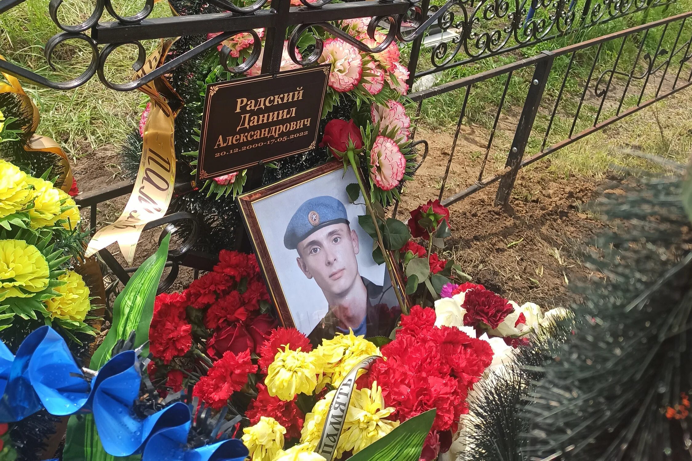 Похоронили погибшего на украине. Могила Данилы певцова. Похороны военнослужащего. Украина похороны солдат.