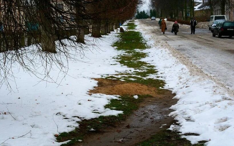 Место где стаял снег. Тает снег в городе. Таяние снега в городе. Снег растаял. Проталины в городе.