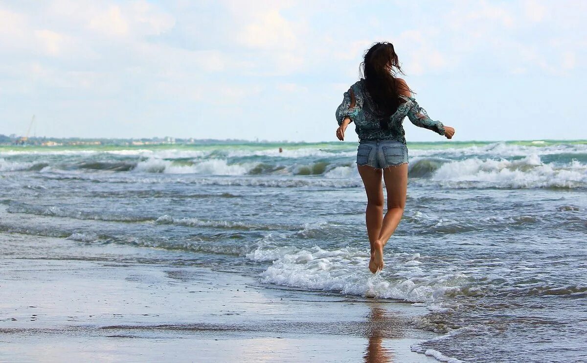 Бегу по волне. Дейзи Бегущая по волнам. Брюнетка девушка Бегущая по волнам. Брюнетка бежит по пляжу. Фотосессия девушки бежит по волнам.