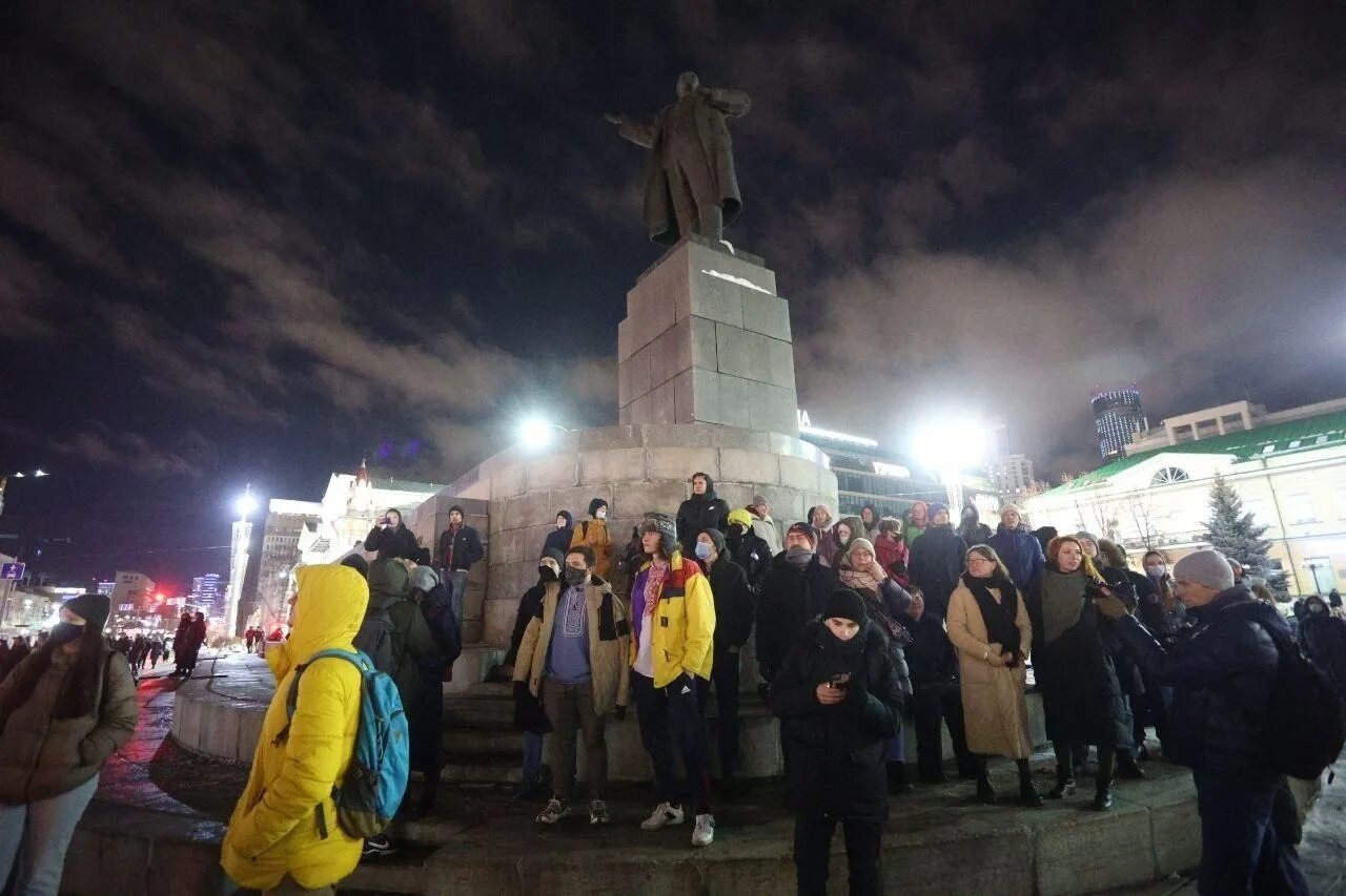 Митинги против войны с Украиной Екатеринбург. Митинг в Екатеринбурге нет войне. Митинг в Екатеринбурге 26 февраля. Антивоенный митинг Екатеринбург. Митинг 17.02 2024