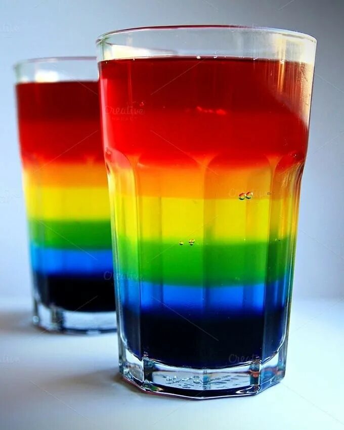 Рейнбоу коктейль алкогольный. Разноцветные коктейли. Коктейль слоями. Радужные напитки.