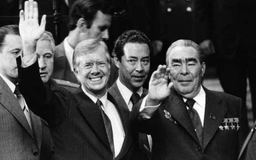 Где найти политиков. Джо Байден и Брежнев. Суходрев и Хрущев. Брежнев и Суходрев. Брежнев и Картер 1979.